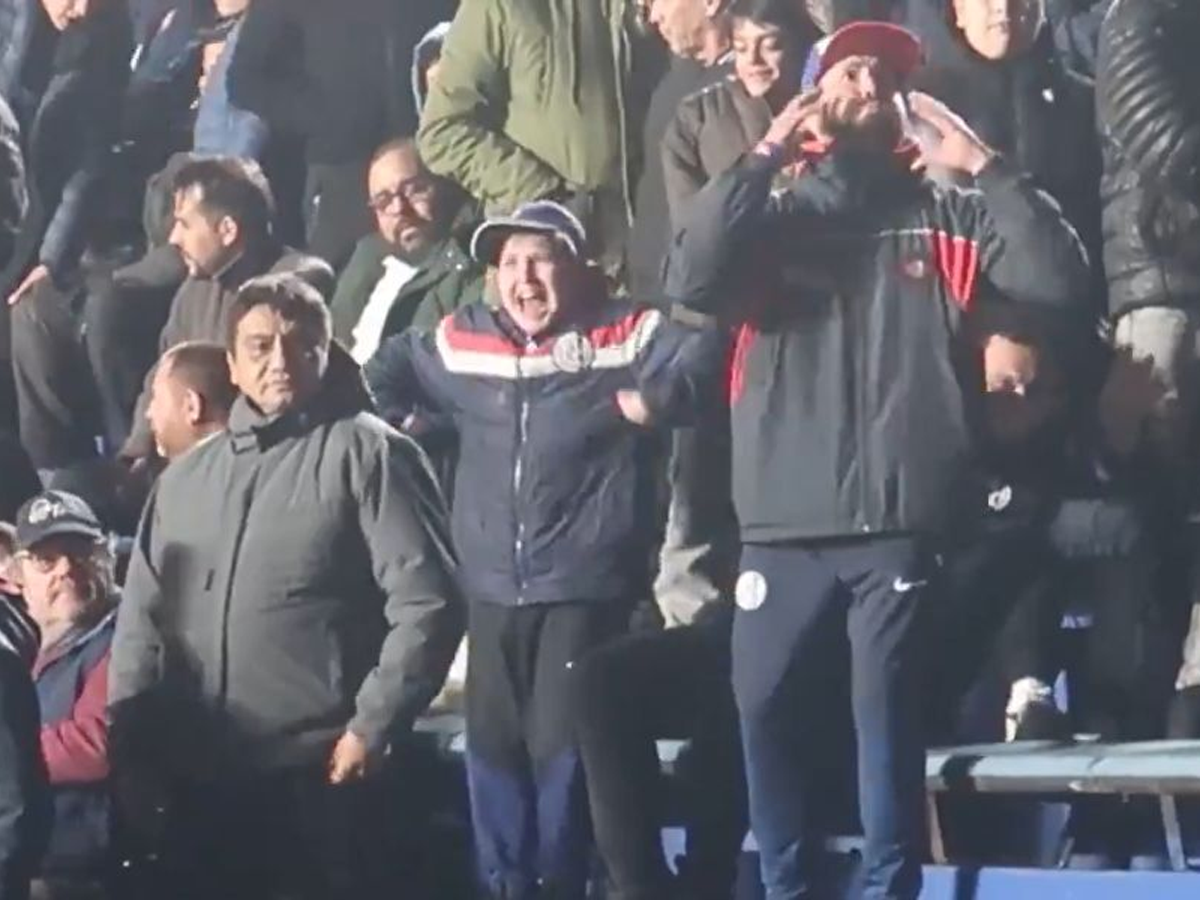 Torcedores do San Lorenzo foram flagrados fazendo gestos racistas para os atleticanos (Reprodução)