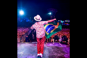 Bruno Mars chegou a segurar a bandeira brasileira e tocar Sinônimos, de Chitãozinho & Xororó. Foto: Reprodução