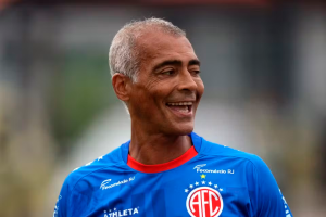 Romário volta aos campos e realiza primeiro treino após 15 anos: “Cansado pra c#ralho”