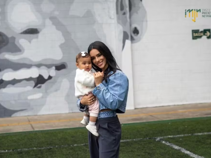 Bruna Biancardi foi junto a filha visitar o Instituto Neymar (Divulgação)