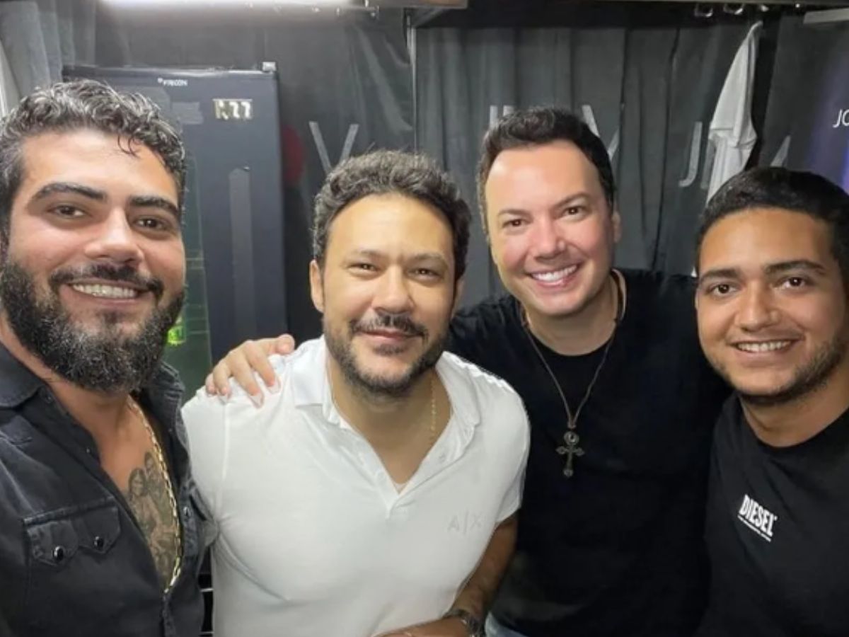 A dupla sertaneja sertaneja estava num show quando foram surpreendida com a declaração do amigo (Reprodução Instagram)
