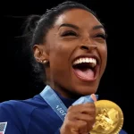 Do orfanato aos pódios: quem é Simone Biles, ginasta mais condecorada da história