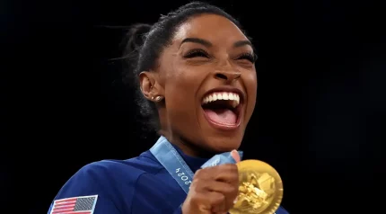 Do orfanato aos pódios: quem é Simone Biles, ginasta mais condecorada da história