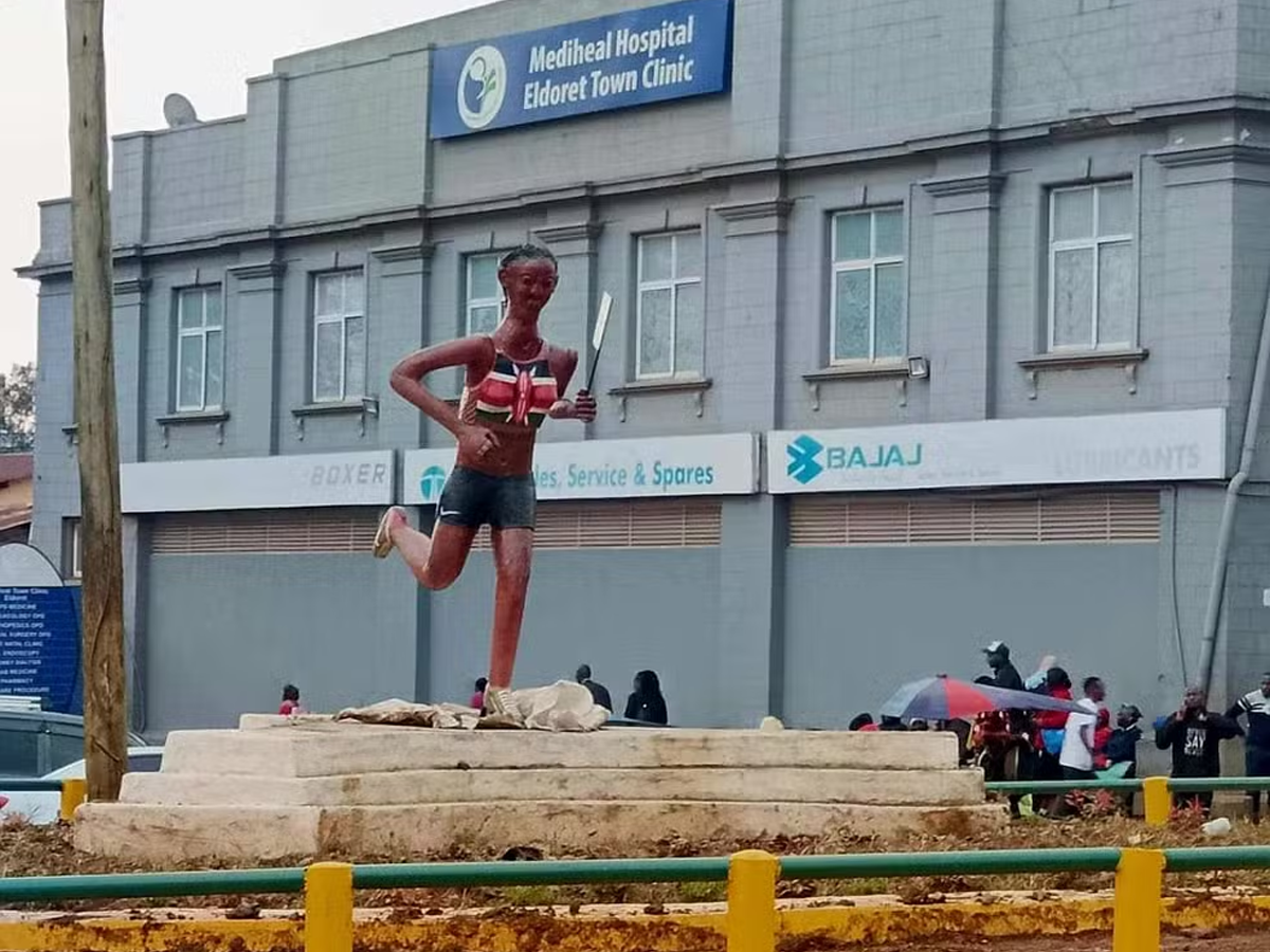 Estátua construída em homenagem à Faith Kipyegon, no Quênia (Reprodução)