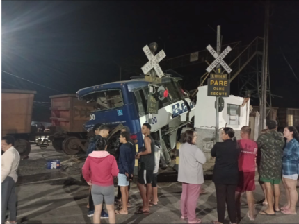 Imagens impressionantes: Trem colide com ônibus em MG. Veja!