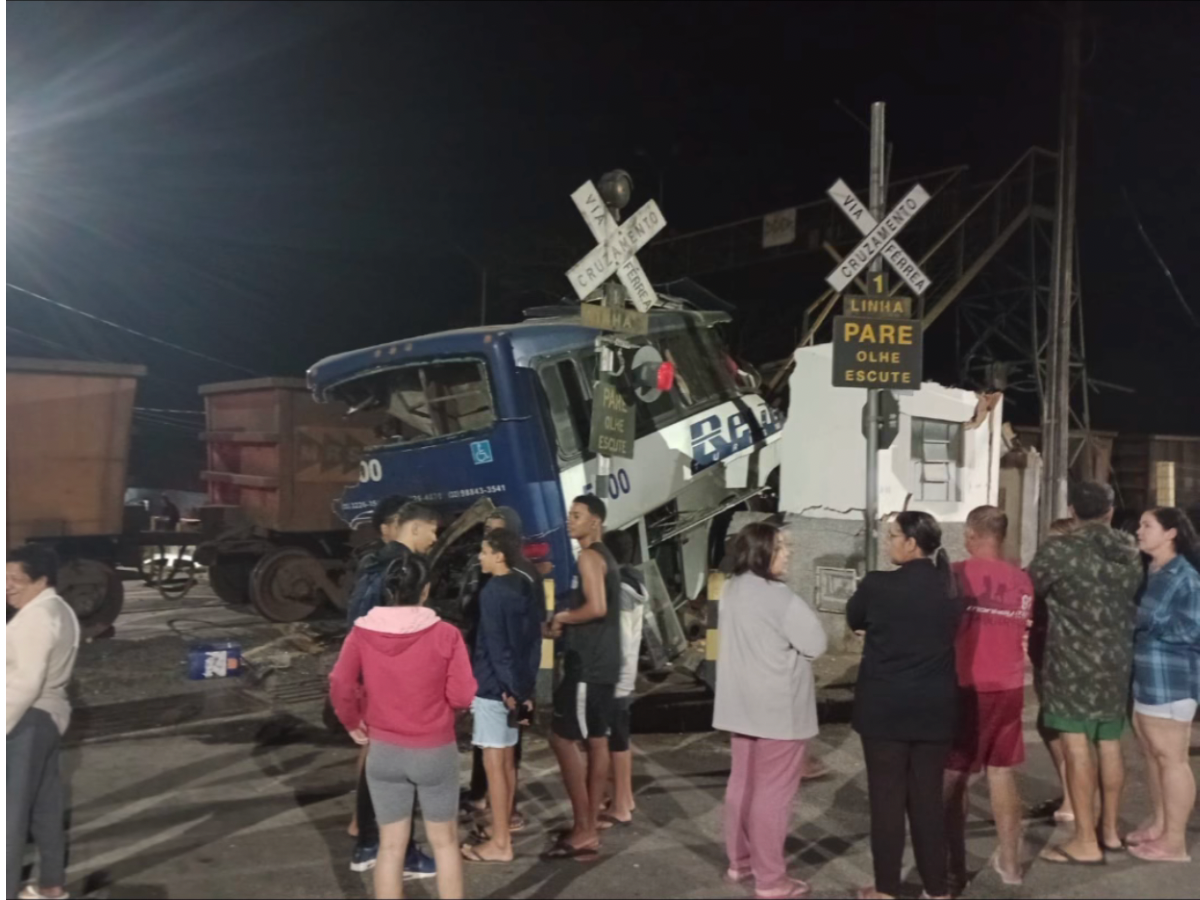 Onibus enguiça em linha do trem em Juiz de Fora. Foto: Reprodução| Instagram.