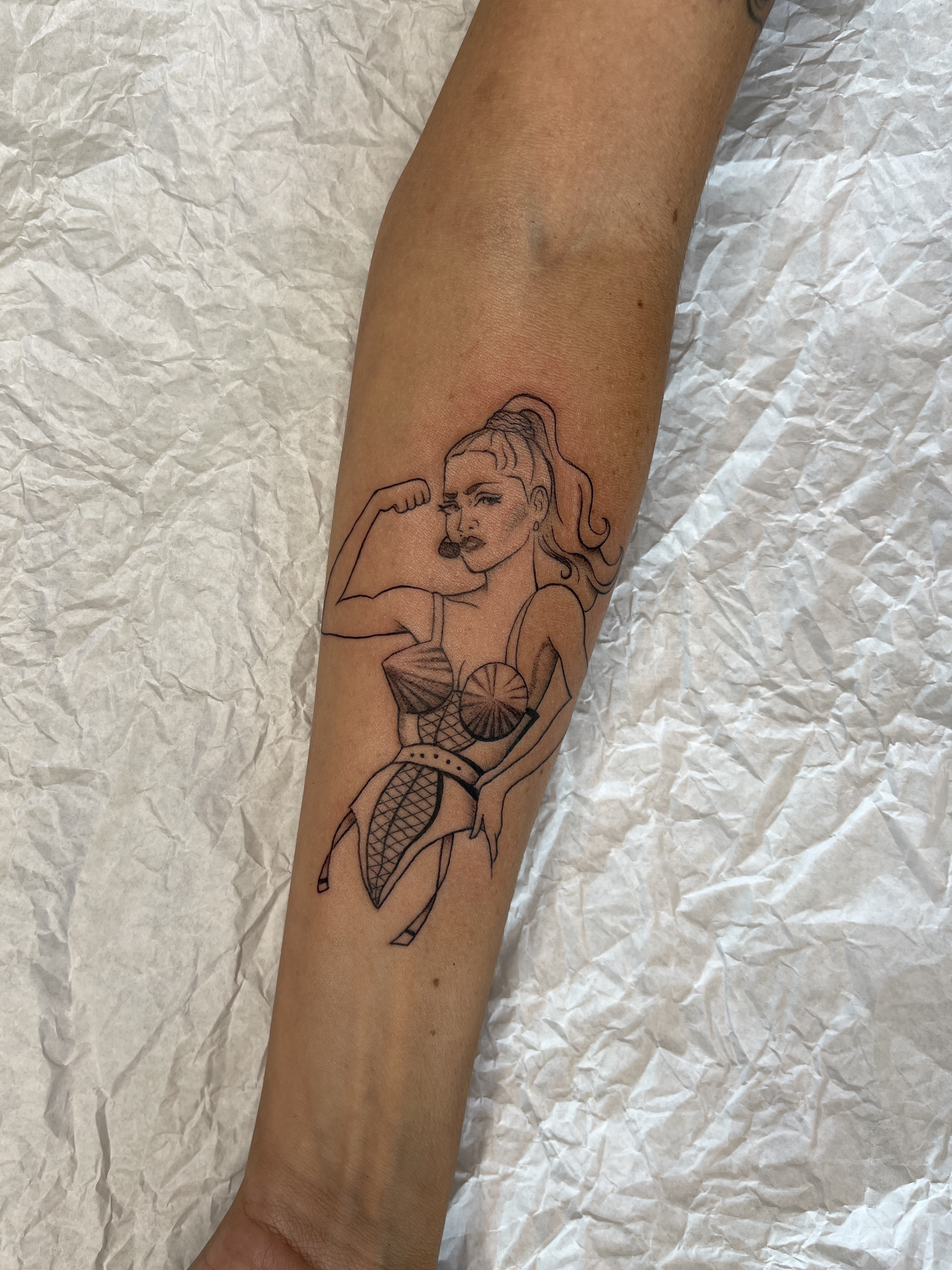 Fãs de Madonna enviam imagens de tatuagens em homenagem a artista para empresário em rede social