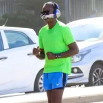 Saiba o que é o aparelho usado por Seu Jorge junto a fone de ouvido em corrida