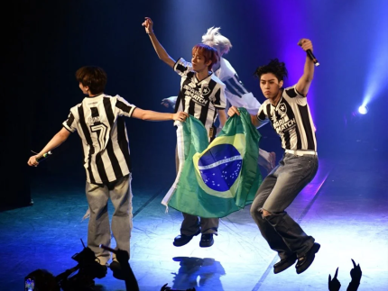 Banda de K-pop sul-coreana, a NTX, se apresentou em Niterói vestindo a camisa do Botafogo (Cristina Granato)