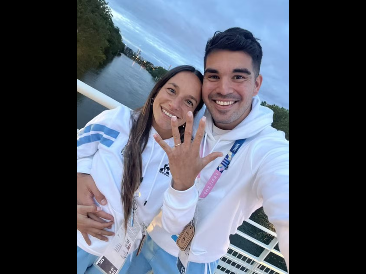 Pablo Simonet, atleta de handebol da Argentina, aproveitou a foto da delegação para pedir Maria Compoy, atleta do hóquei, em casamento (Reprodução)