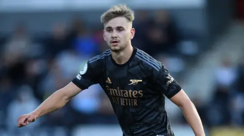 Billy Vigar iniciou a carreira nas divisões de base do Arsenal, onde chegou a atuar pelas equipes sub-18 e sub-21, antes de transferir-se para o futebol das divisões inferiores / Reprodução