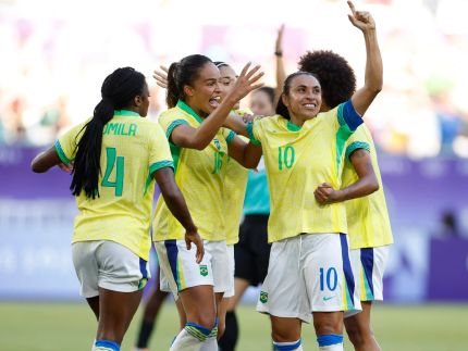 O Brasil saiu na frente do Japão, mas levou a virada no final e se complicou pela classificação (Getty Images)