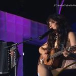 Camila Cabello encerra turnê no The Town cantando “Ai, se eu te pego”