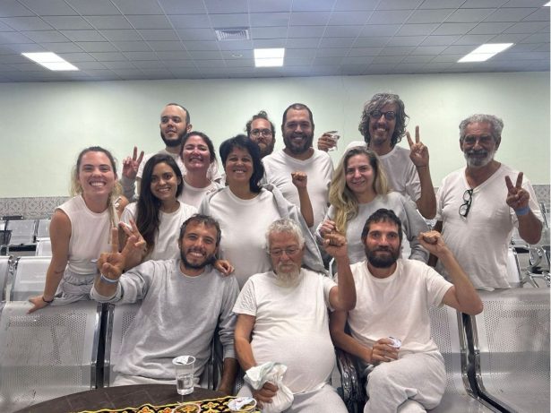 Brasileiros libertados após detenção em Israel são levados à Jordânia