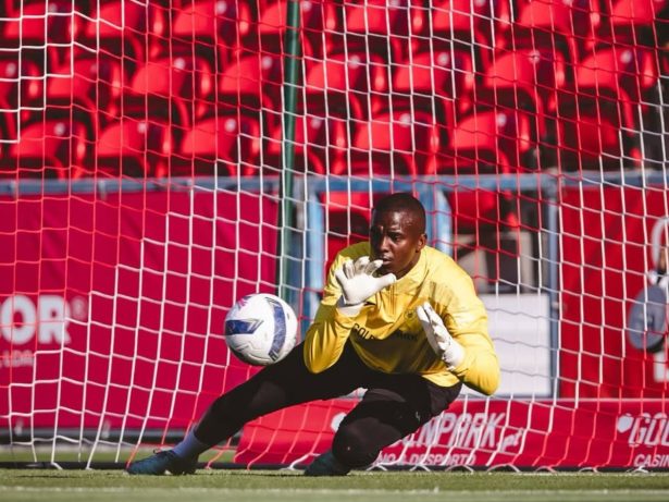 Flamengo e Botafogo disputam contratação de goleiro que atua no futebol português