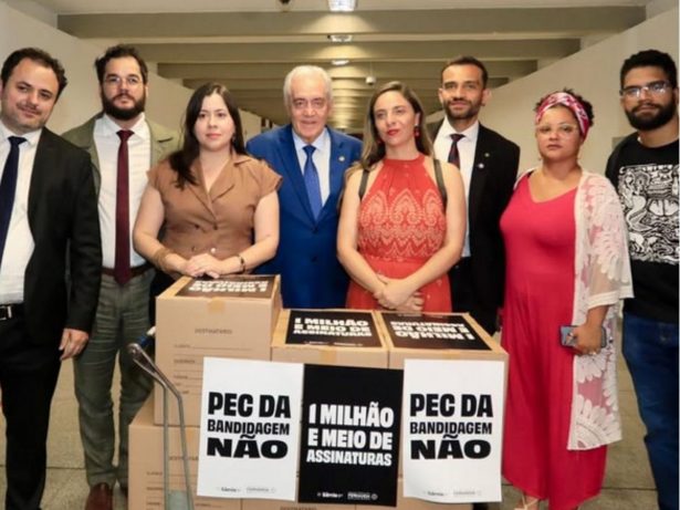 Com 1,5 milhão de assinaturas, PSOL entrega abaixo-assinado contra PEC da Blindagem