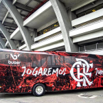 Torcedores do Bolívar apedrejam ônibus do Flamengo na saída do estádio em La Paz