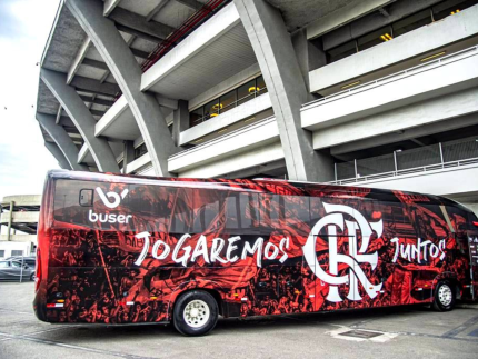 Torcedores do Bolívar apedrejam ônibus do Flamengo na saída do estádio em La Paz