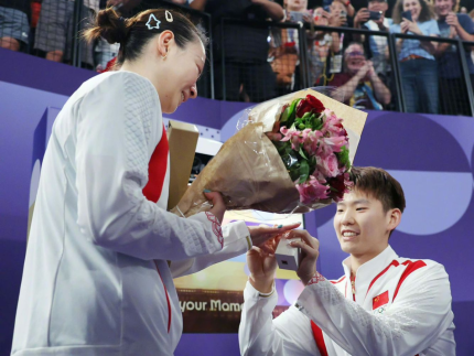 Amor que vale ouro! Chinesa é pedida em casamento após vencer prova