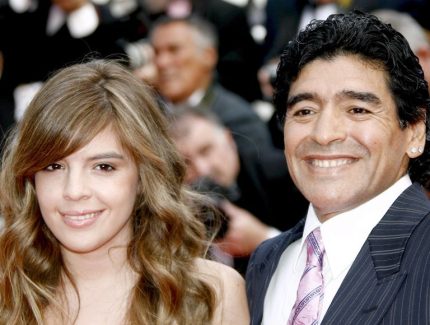 Filha de Maradona diz que buscou médium para falar com pai: “Foi muito bonito”