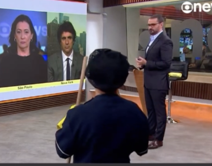 Funcionária da limpeza “invade” programa da Globonews ao vivo