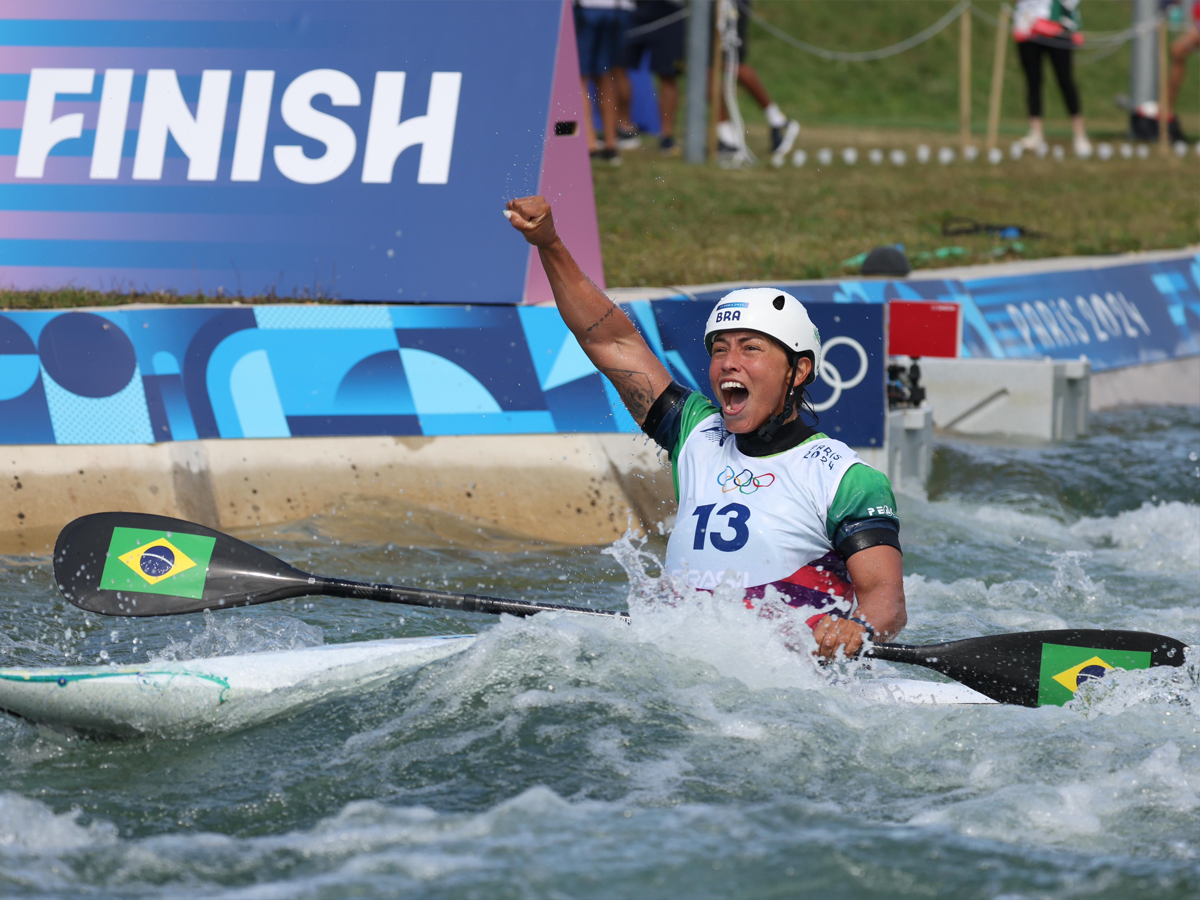 Ana Satila em disputa na canoagem slalom, em Paris-2024 (Luiza Moraes/COB)