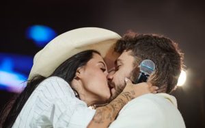 Ana Castela beija Gustavo Mioto no palco do Ribeirão Rodeo Music 2024 em Ribeirão Preto, SP (Foto: Érico Andrade/g1)
