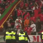 Torcida se revolta com eliminação do Internacional e tenta invadir gramado