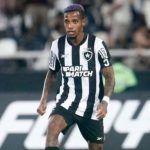 Tchê Tchê, do Botafogo é internado com dores abdominais e não tem previsão de alta