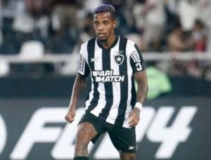 Tchê Tchê, do Botafogo é internado com dores abdominais e não tem previsão de alta