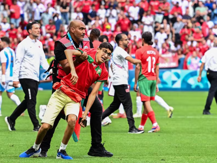 Marroquinos invadiram o campo, indignados com a arbitragem após empate contra a Argentina (Reprodução)