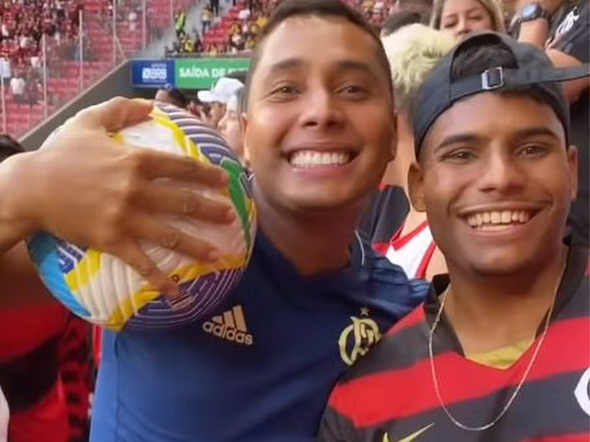 Edinho Alves, junto a seu amigo, momentos antes de jogar a "bola da discórdia" no campo do Mané Garrincha e causar uma série de polêmicas (Reprodução)