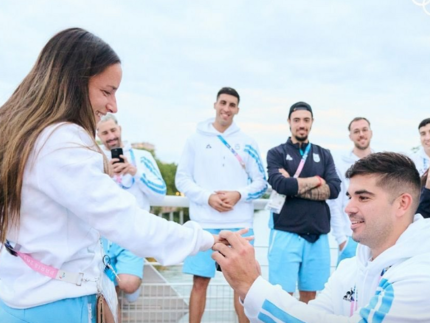 Pablo Simonet, atleta de handebol da Argentina, aproveitou a foto da delegação para pedir Maria Compoy, atleta do hóquei, em casamento (Reprodução)