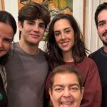 Quatro meses após transplante de rim, Faustão aparece em foto com a família