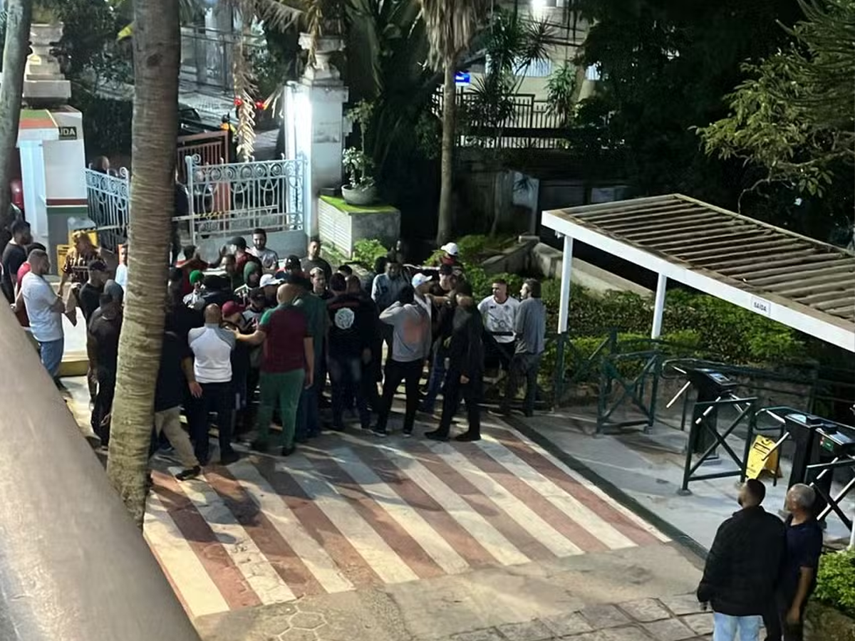 Grupo de torcedores invadiu a sede do Fluminense nas Laranjeiras (Reprodução)