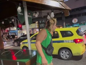 Daniel Erthal com sua barraca de bebidas pelas ruas do Rio de Janeiro