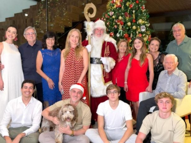 Angélica e Huck postam foto com toda a família na noite de Natal