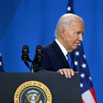 Biden retorna à Casa Branca após testar negativo para covid e faz novo anúncio