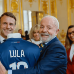 Lula ganha camisa do PSG, campeão da Champions, de presente de Macron