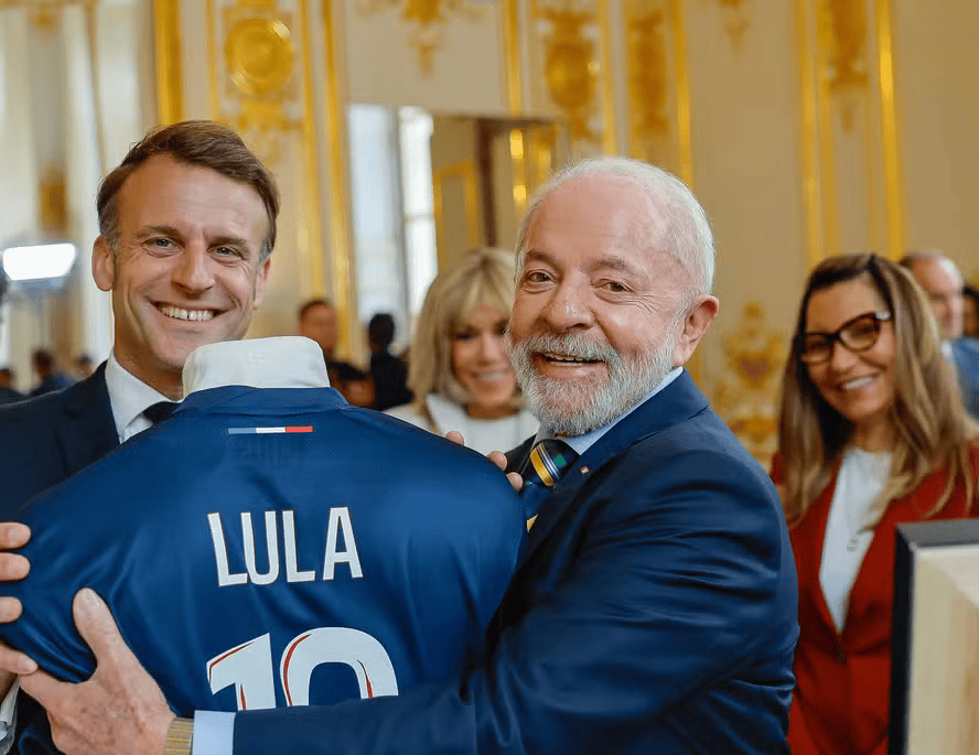 Lula recebe camisa do PSG de presente de Emmanuel Macron / Reprodução