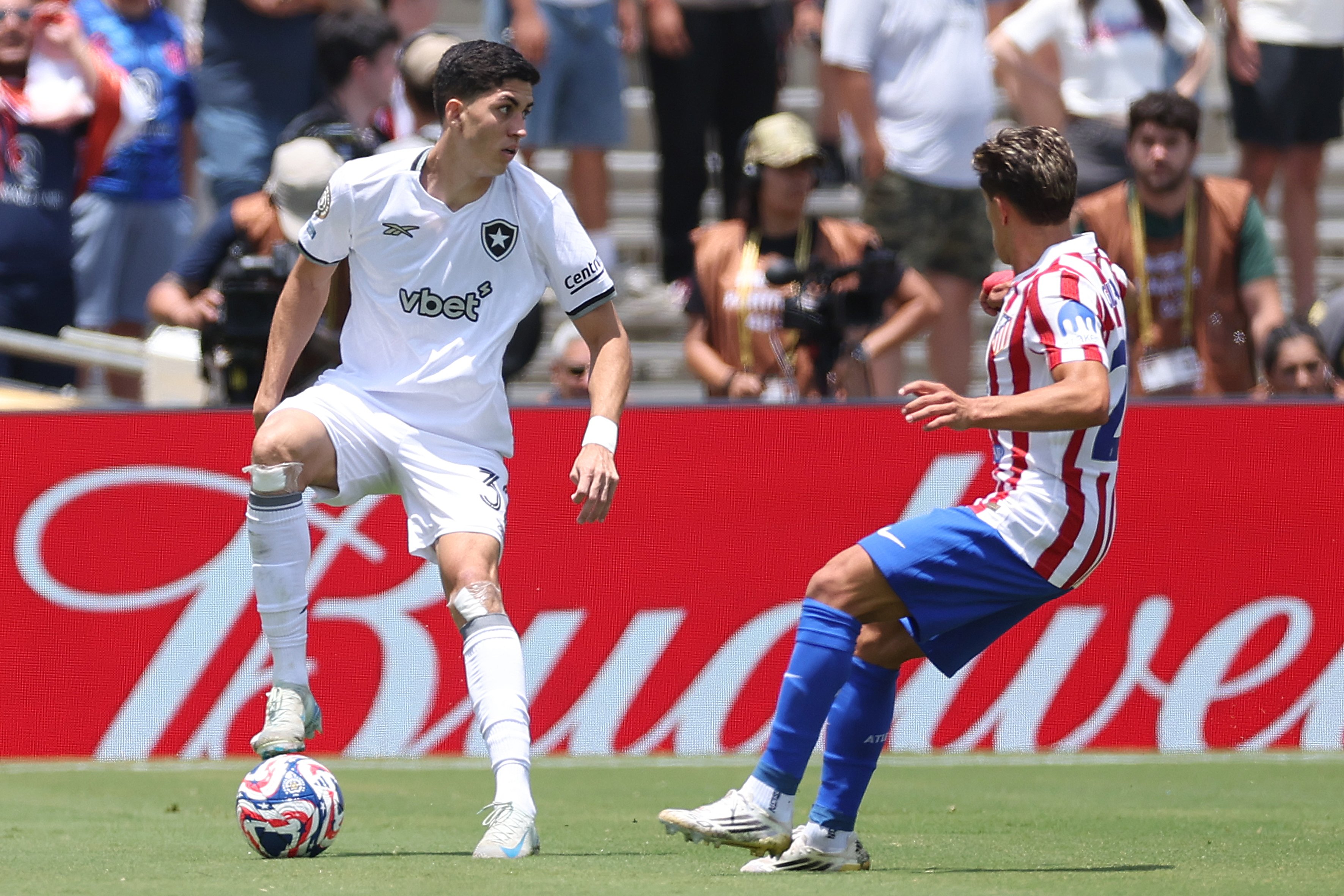 Jair Cunha domina a bola / Vítor Silva/Botafogo