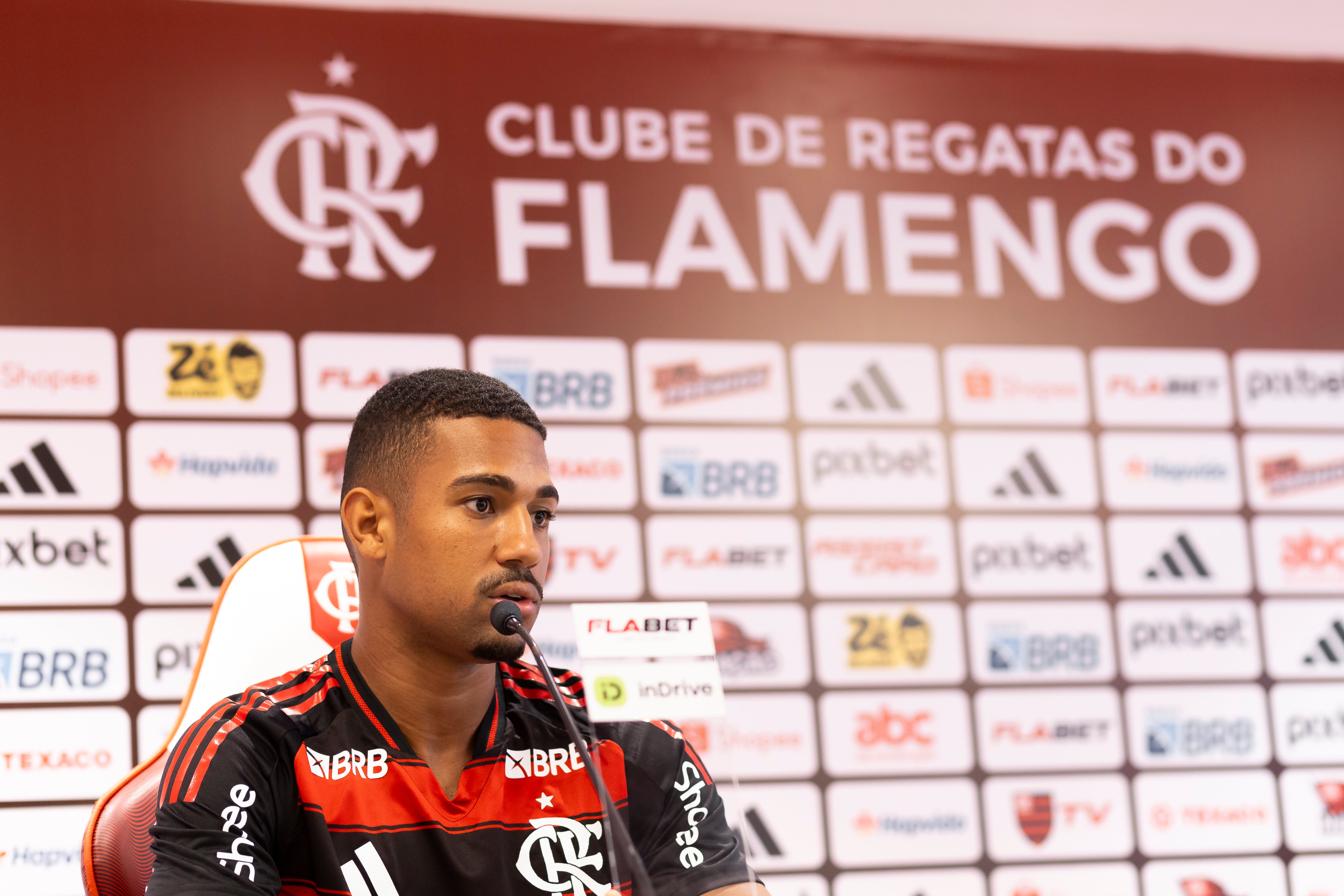Samuel Lino na apresentação oficial no Flamengo, nesta sexta-feira (1/8). Foto:
Adriano Fontes/Flamengo