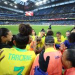 Seleção feminina suporta pressão após expulsão e vence Inglaterra fora de casa