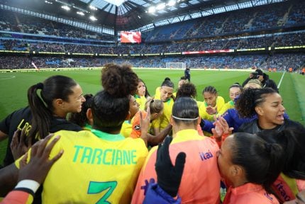 Seleção feminina suporta pressão após expulsão e vence Inglaterra fora de casa