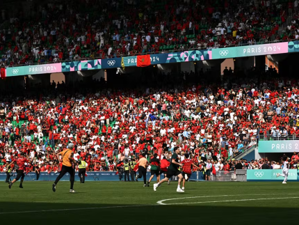 Marroquinos invadiram o campo, indignados com a arbitragem após empate contra a Argentina (Reprodução)