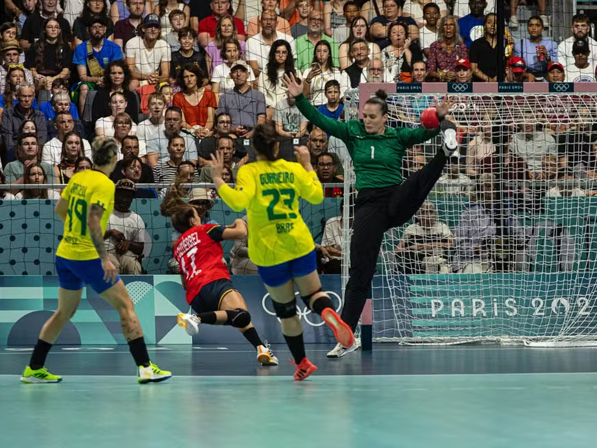 Gabi Moreschi, goleira da seleção de handebol feminino, foi destaque na vitória sobre a Espanha (Bruno Ruas/CBHb)