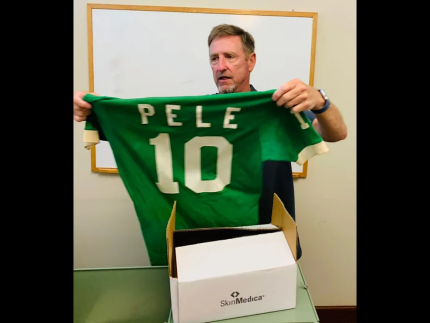 Camisa do último jogo oficial de Pelé. Foto: Reprodução