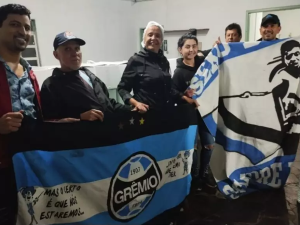 Grupo de torcedores do Grêmio distribuiu comida em Gravataí (RS). Foto: Reprodução