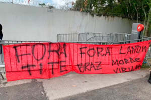 Torcida levou faixas pedindo a saída de Braz e Landim. Foto: Reprodução