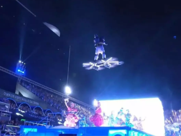 Anac notifica Portela e Liesa por voo de “superdrone” tripulado durante desfile na Sapucaí